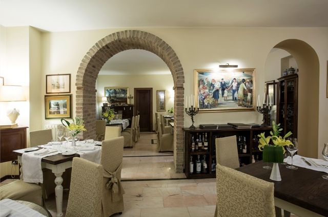 Intérieur d'un restaurant élégant, avec une atmosphère chaleureuse et des détails de décoration soignés.