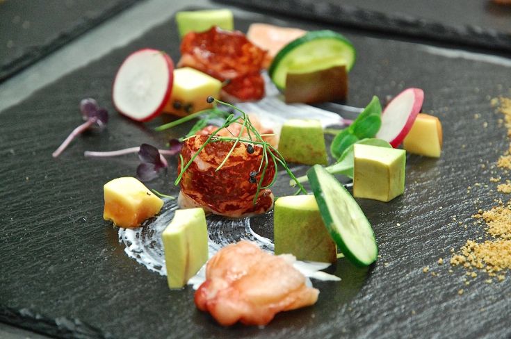 Un plat élégant avec des ingrédients frais et des couleurs vives.