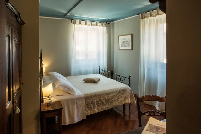 Une chambre simple et bien éclairée, avec des meubles de style classique.