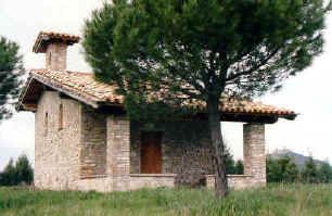 Un casale in pietra immerso nel verde, ideale per trascorrere del tempo nella natura.
