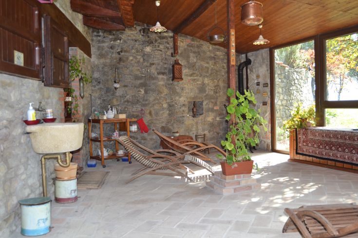 Ambiente confortevole con decorazioni in stile rustico, immerso nella natura, perfetto per rilassarsi in campagna.