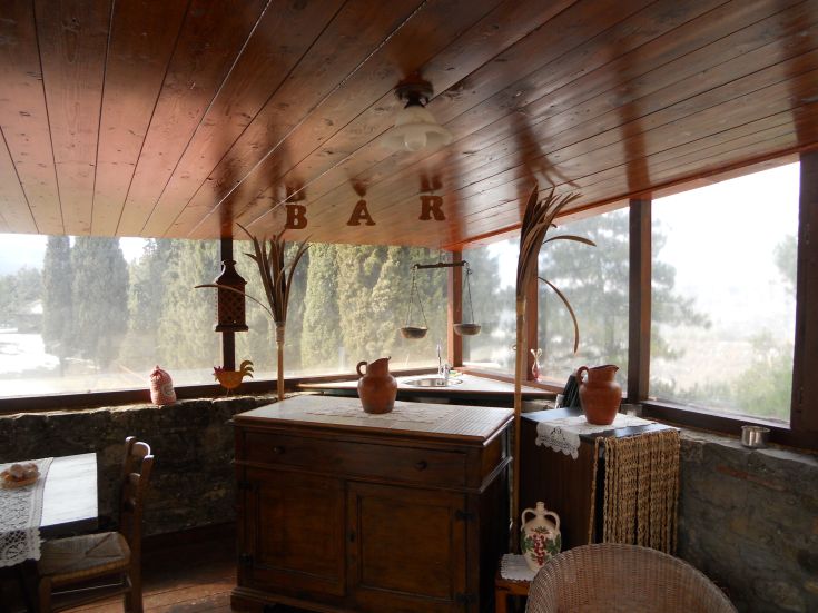 Accogliente angolo bar circondato dalla natura, offre una scena tranquilla e rilassante. Perfetto per una pausa.