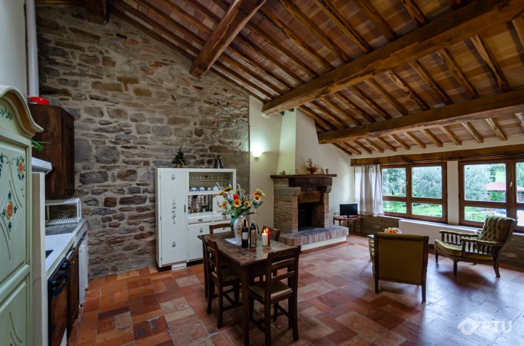 Innenansicht eines Agriturismos mit sichtbaren Balken und schlichter Einrichtung, hellen Räumen und entspannter Atmosphäre.