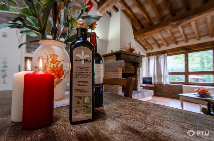 Eine gut gepflegte Umgebung eines umbrischen Agriturismus mit typischen regionalen Olivenöl und Wein.