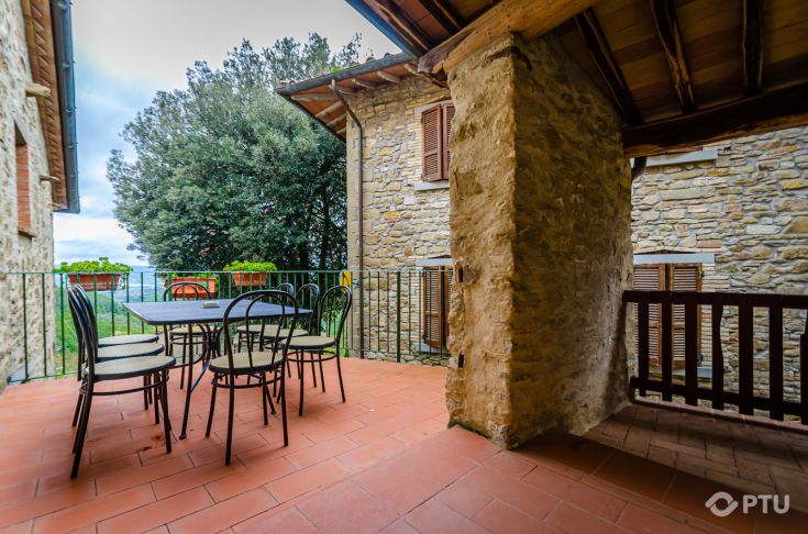 Komfortable Veranda mit Blick auf das Tiber-Tal, ideal für entspannende Momente.
