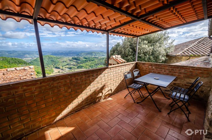 Panorama-Terrasse mit Blick auf das Tiber-Tal, perfekt für entspannende Momente im Agriturismo La Fattoria.