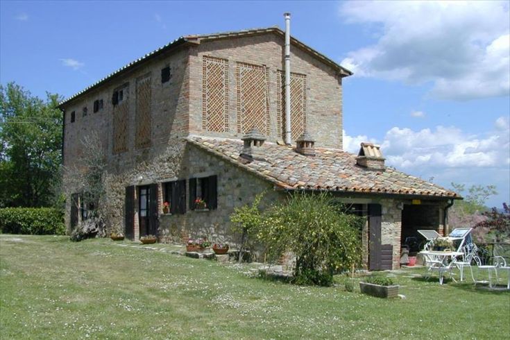 A renovated farmhouse surrounded by a garden, perfect for families and ideal for relaxation.