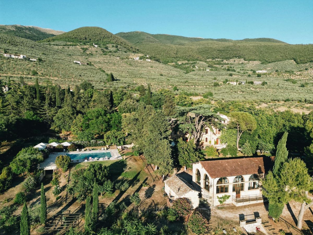 Villa situata in un contesto naturale dell'Umbria, adatta per momenti di relax e riunioni, con piscina e giardini curati.
