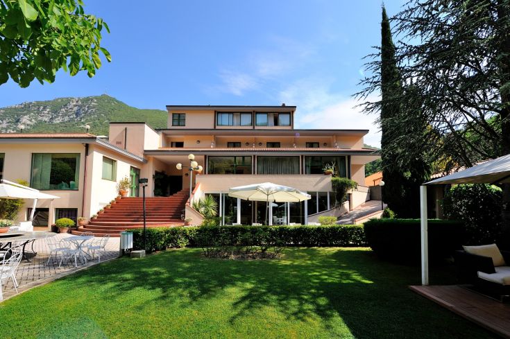 Un complexe hôtelier entouré de verdure, avec des jardins, des piscines et des chambres confortables pour un séjour relaxant.