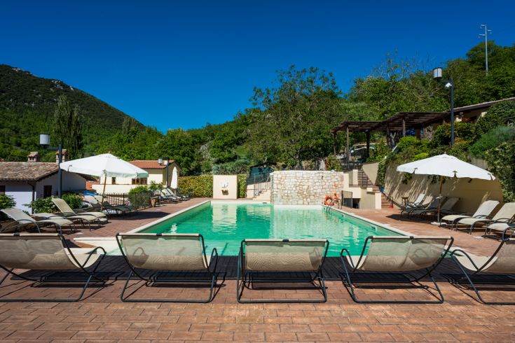 Piscine entourée d'un environnement vert et paisible, parfaite pour la détente et le bien-être.