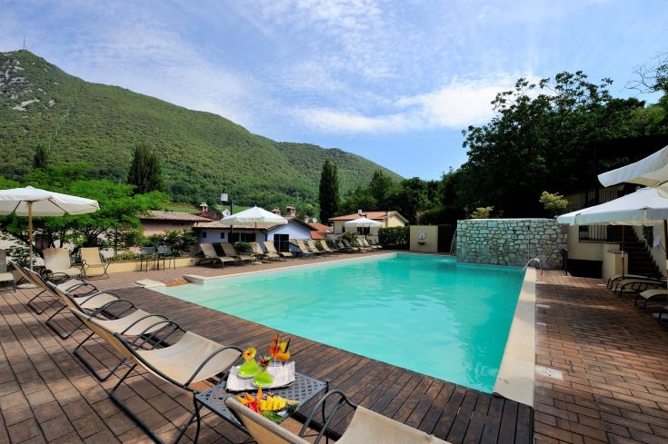 Une piscine nichée dans la nature, entourée de collines verdoyantes, idéale pour la détente.