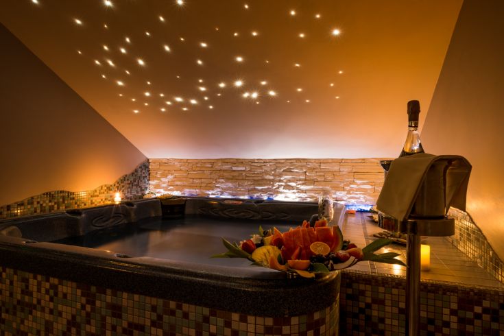 Une zone de détente avec un jacuzzi élégant, des fruits frais et une ambiance paisible.