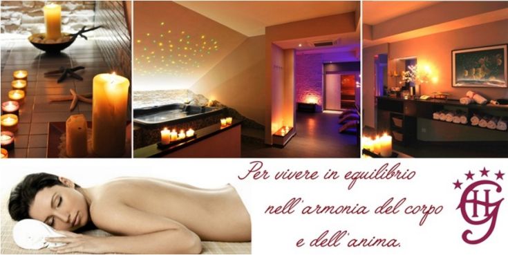 Un environnement calme avec des bougies et un éclairage doux, idéal pour la détente et le bien-être personnel.