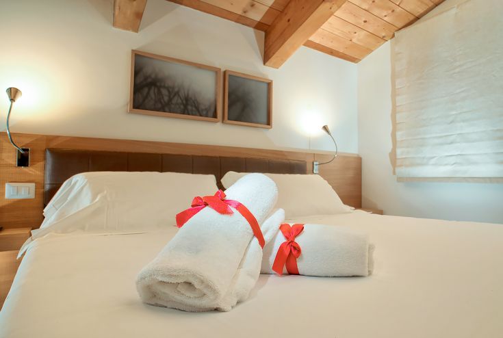 Chambre simple avec serviettes pliées, idéale pour un séjour confortable.