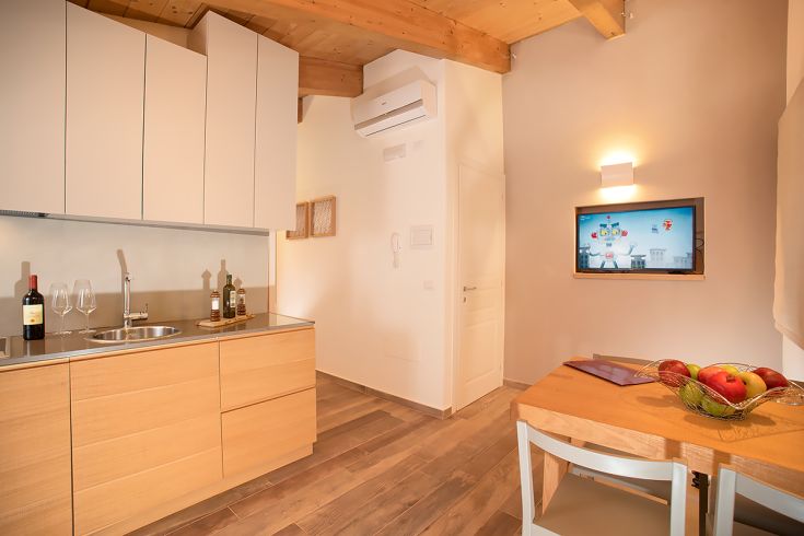 Un espace accueillant avec une cuisine équipée et des détails contemporains, parfait pour des moments de détente.