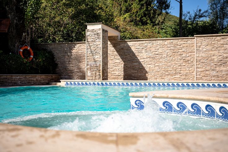 Une zone de détente avec une piscine entourée de nature, idéale pour des moments de tranquillité.