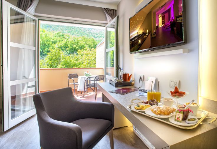 Chambre simple, accueillante et bien meublée, idéale pour un séjour paisible et confortable.