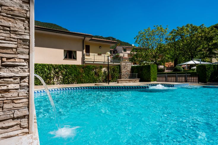 Un complexe avec des piscines situé au cœur du vert de l'Ombrie, idéal pour la détente et le loisir.