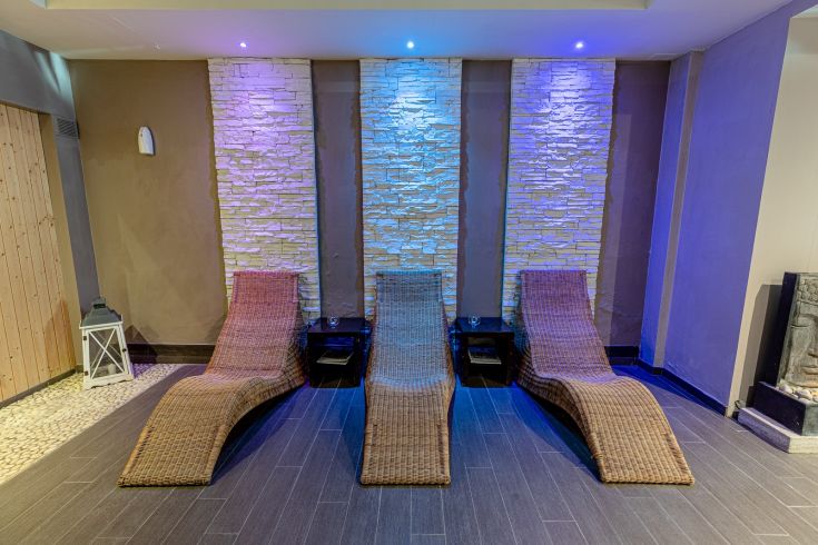 Espace détente avec des chaises longues confortables et une atmosphère paisible dans le centre de bien-être.