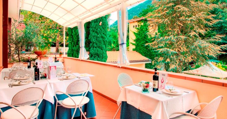 Un cadre paisible pour des dîners en plein air dans un restaurant entouré de nature.