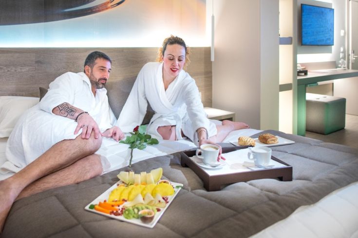 Un moment de tranquillité dans une chambre élégante, avec un petit déjeuner bien présenté prêt à être dégusté.