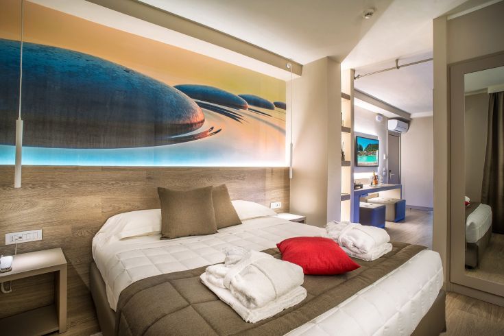 Chambre modernement décorée avec des détails simples et du confort, idéale pour des moments de détente.