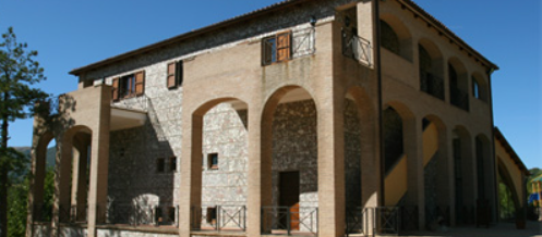 Restaurant in Castelsantangelo sul Nera, bietet biologische Produkte und Aktivitäten wie Reiten, Schwimmbad und Spielplatz.