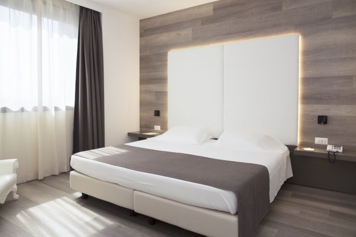 Simple and well-organized hotel room, ideal for a comfortable and functional stay.