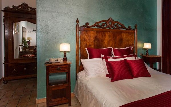 Intimes Schlafzimmer mit eleganten Möbeln, warmen Farbtönen und klassischen dekorativen Elementen.