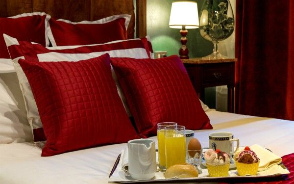 Ein Frühstück, das im Zimmer serviert wird, mit verschiedenen Backwaren und heißen Getränken.