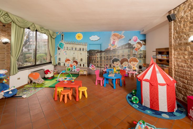 Ein Spielzimmer für Kinder, einfach und farbenfroh eingerichtet, perfekt für die Freizeitgestaltung.
