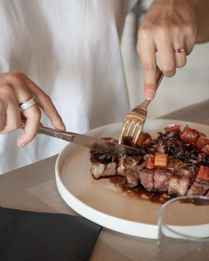 Ein Fleischgericht mit Beilage, bereit zum Genuss.