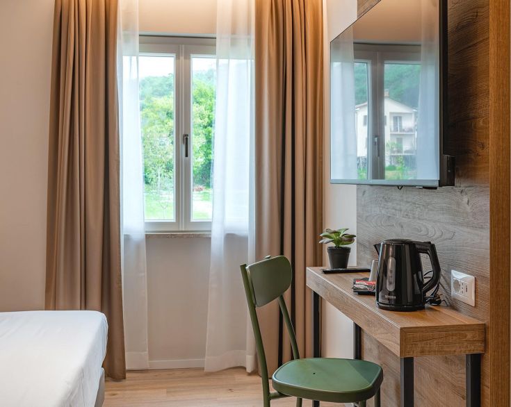 Helle Zimmer mit Fenster, einfache und funktionale Möbel.