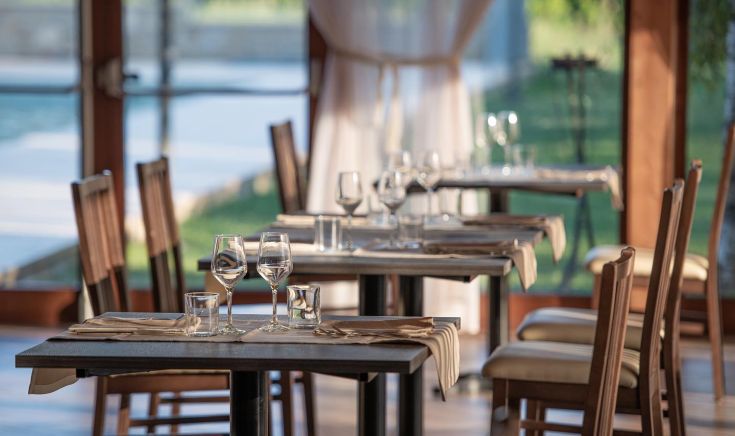 Gut eingerichtetes Restaurant mit gedeckten Tischen in einer hellen und komfortablen Umgebung.