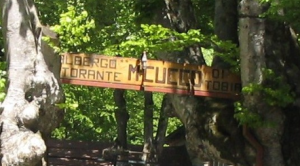 Insegna dell'hotel Monte Cucco, situato in un ambiente naturale e sereno.