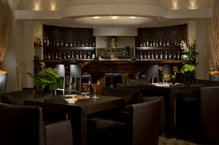 Restaurant raffiné avec un bar bien équipé pour des boissons et des plats délicieux.