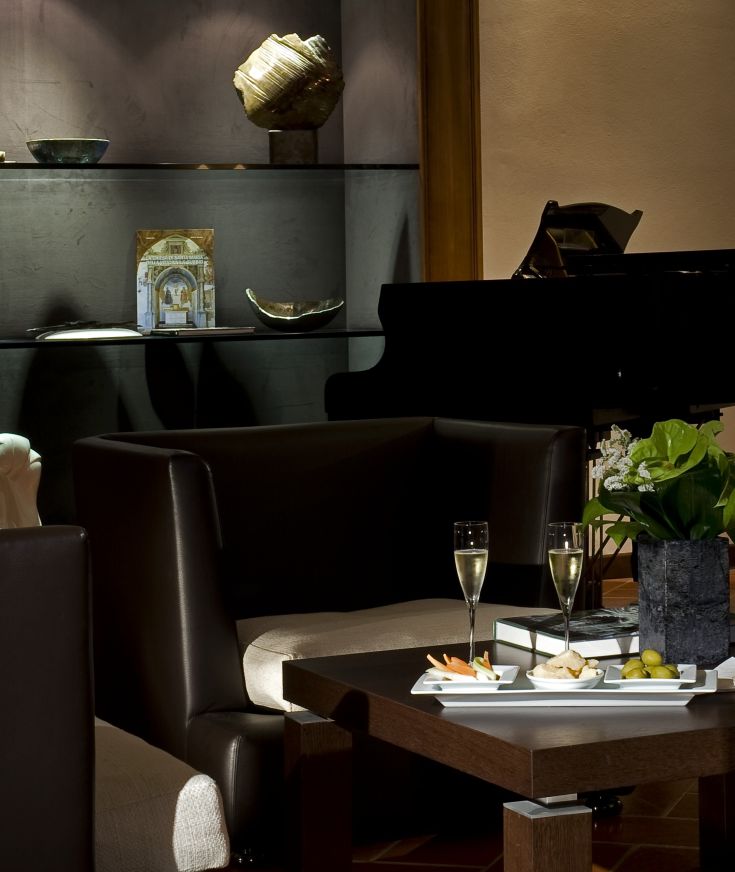 Ambiance élégante et relaxante avec des canapés confortables et du champagne, parfaite pour des moments de détente.