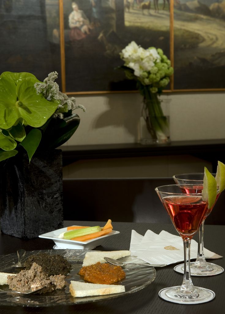 Un moment de détente avec des boissons et des collations dans une atmosphère simple mais soignée.