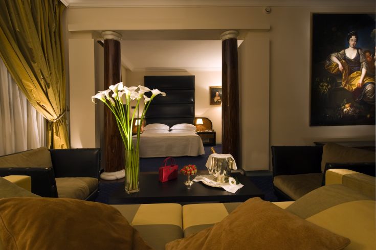 Chambre d'hôtel avec du mobilier simple et des fleurs fraîches, idéale pour un séjour confortable et détendu.