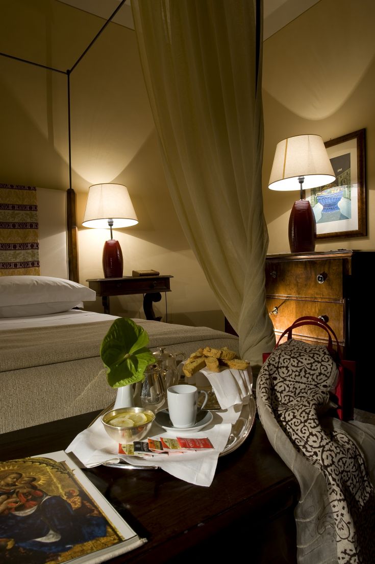 Une chambre simple et confortable, avec un plateau de douceurs et de boissons. La décoration mélange des éléments traditionnels et contemporains.