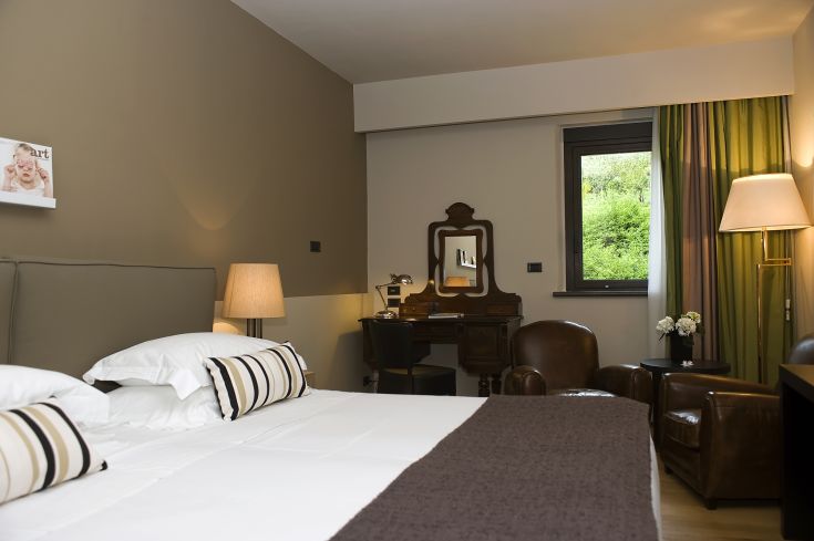 Chambre simple et accueillante au Park Hotel des Cappuccini à Gubbio, un mobilier fonctionnel pour un séjour confortable.