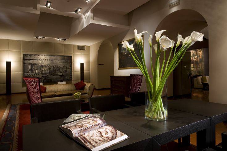 Salon essentiel avec un vase de calla, idéal pour des moments de tranquillité et de conversation.