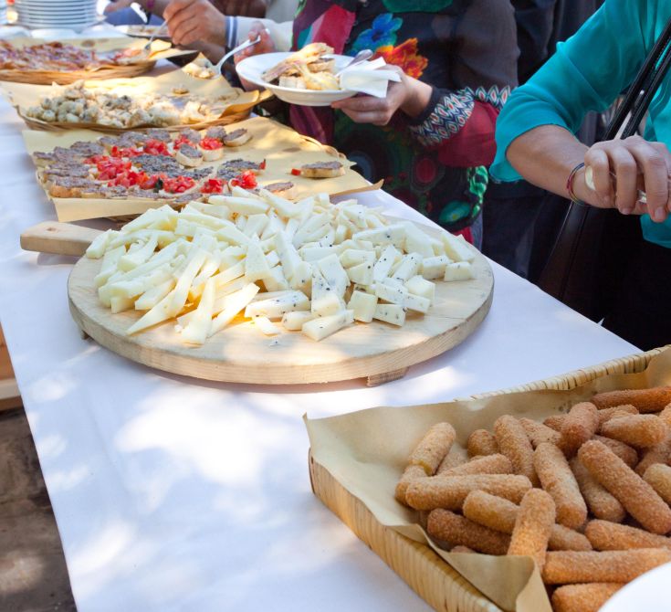 Une variété de fromages et de collations disposées sur une table dans un cadre convivial, typique d'un événement gastronomique.