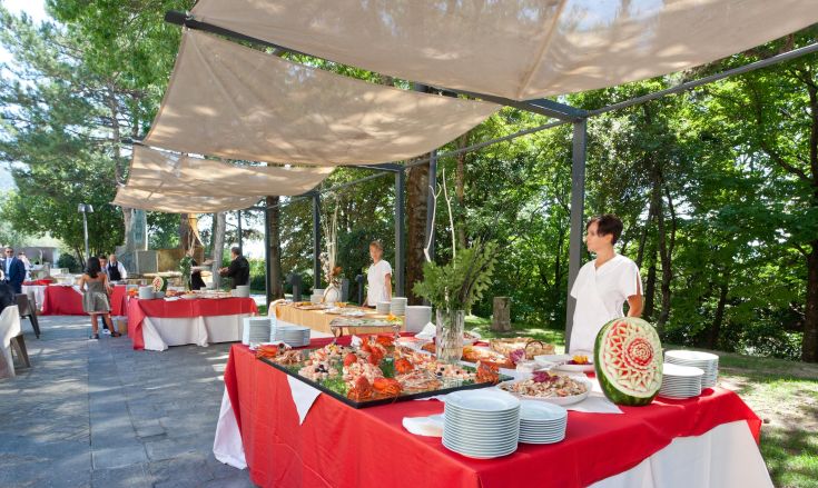 Un buffet en plein air propose une sélection de plats dans un environnement naturel paisible.