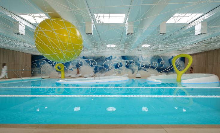 Une piscine moderne au design élégant, offrant des espaces de détente, idéale pour le repos et les loisirs.
