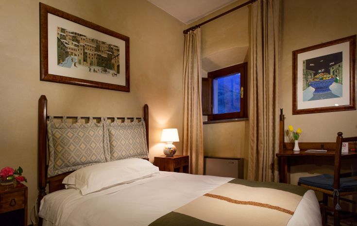 Chambre de l'Hôtel Park aux Cappuccini, avec des meubles simples et modernes, idéale pour se détendre.