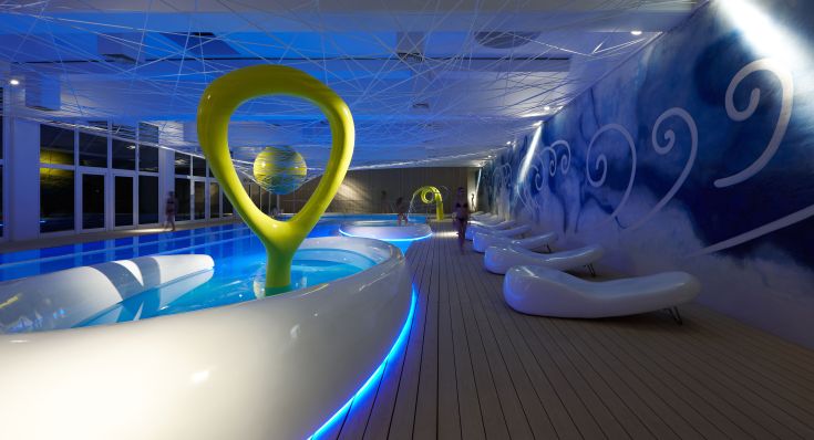 Une zone de bien-être fonctionnelle avec piscine et meubles contemporains, idéale pour des moments de détente.