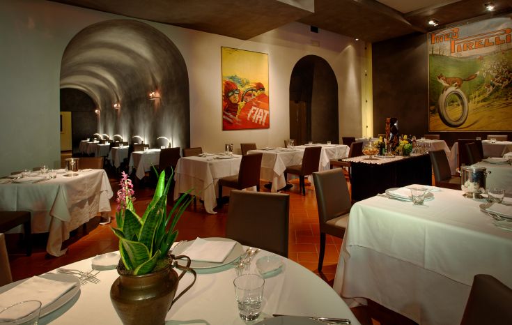 Un restaurant chaleureux avec une ambiance accueillante, des tables bien dressées et des décorations simples.