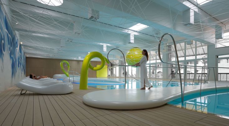 Piscine intérieure moderne dans un palais rénové qui était autrefois un monastère.