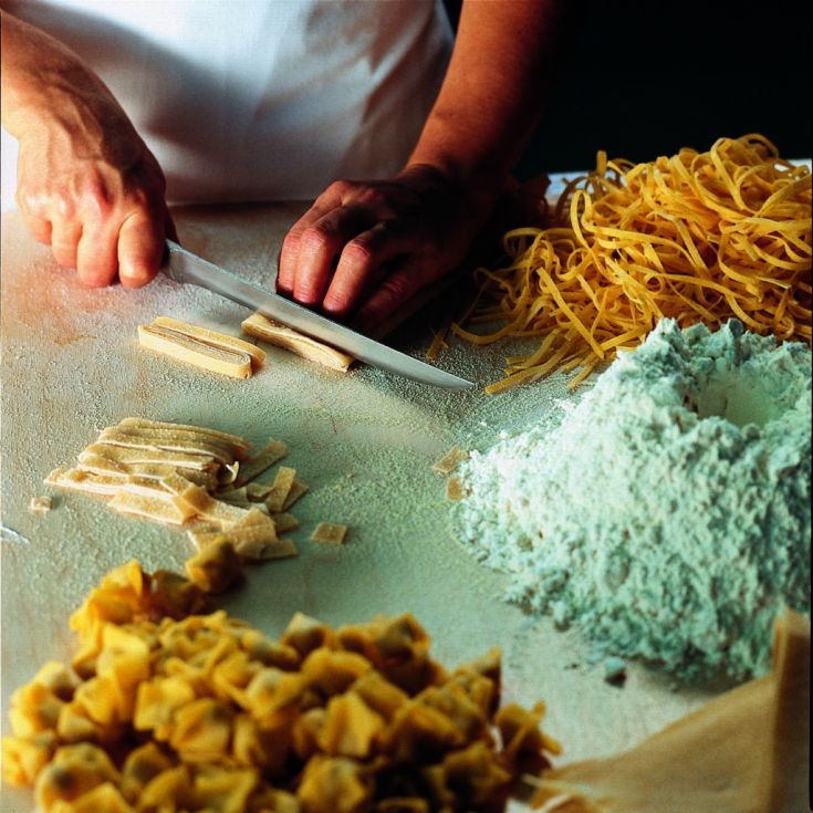 Préparation de pâtes fraîches avec de la farine et des œufs. Un exemple de cuisine traditionnelle.